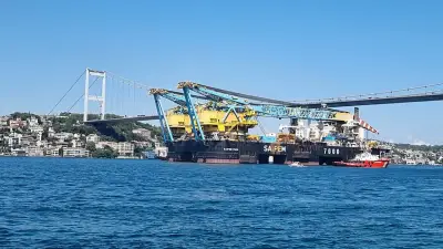 İstanbul Boğazı çift yönlü trafiğe kapatıldı: Dev platform geçti!