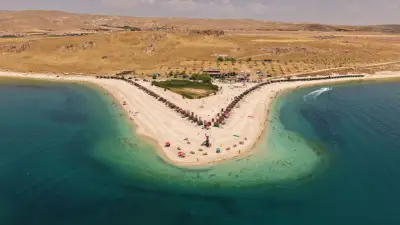 Van Gölü'ndeki Çakıl Adası serin suyuyla ziyaretçilerini ağırlıyor