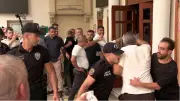 Adana'da servisçiler belediye binasına girmeye çalıştı: Biber gazlı müdahale