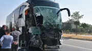 Afyonkarahisar'da yolcu otobüsü kamyonete çarptı: 1 ölü, 15 yaralı