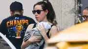 Aubrey Plaza ilk kez bebeğiyle New York'ta görüntülendi