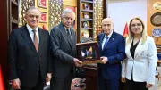 Bahçeli'ye Lider Ülke Türkiye Hediyesi Takdim Edildi