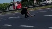 Bolu'da vatandaş TEM'deki kütüğü canını tehlikeye atarak kaldırdı
