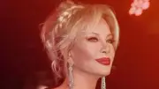 Emel Sayın Arşivinden Nostaljik Karelerle Takipçilerini Geçmişe Götürdü