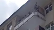 Erzurum'da iki çocuğunu balkonda tutan baba polis tarafından etkisiz hale getirildi
