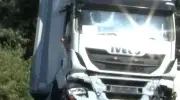 Esenler'de dereye uçan TIR yaklaşık 3 saat sonra çıkarıldı