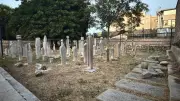 Fatih'teki Haydarhane Camisi Haziresi'nde 7 mezar taşı tahrip edildi