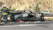 Otomobil bariyere çarpıp alev aldı: 3 astsubay yaralandı