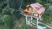 Rize'de yol üstüne kurulan villayı görenler şaşkına dönüyor