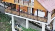 Rize'de Yol Üstüne Villa: 8 Metrelik Kolonların Üzerine Ev İnşa Etti