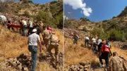 Şırnak'ta zorlu kurtarma: Ağaçtan düşen yaralı 1 saat sedyeyle taşındı