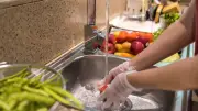 Sakın Yıkamayın! Suya Değdiği An Tehlike Saçan 6 Gıda