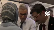 Sağlık Bakanı Memişoğlu uçakta fenalaşan yolcuya müdahale etti