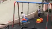 Samsun Canik'te Çocuklar Oyunu Bırakıp Parkı Temizledi