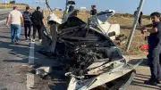 Sinyalizasyon direğine çarpan otomobil ikiye bölündü: 1 yaralı
