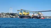 İstanbul Boğazı çift yönlü trafiğe kapatıldı: Dev platform geçti!