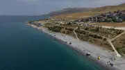 Van Gölü'nün Mavi Bayraklı Plajı Yaz Sıcaklarında Ziyaretçi Akınına Uğruyor
