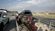 Van'da feci kaza: Otomobil bariyere çarptı, 2'si ağır 4 yaralı